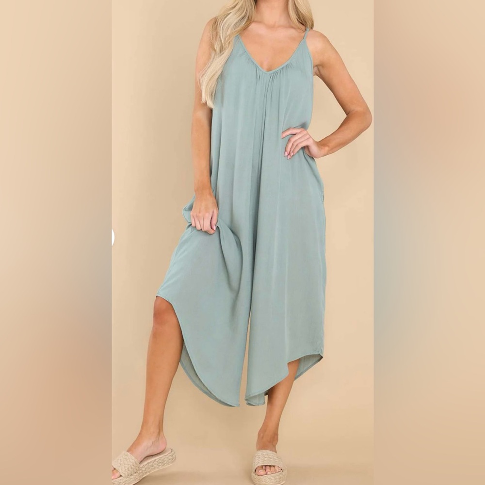 Mahina Flowy Boho Romper with Pockets Size Small.